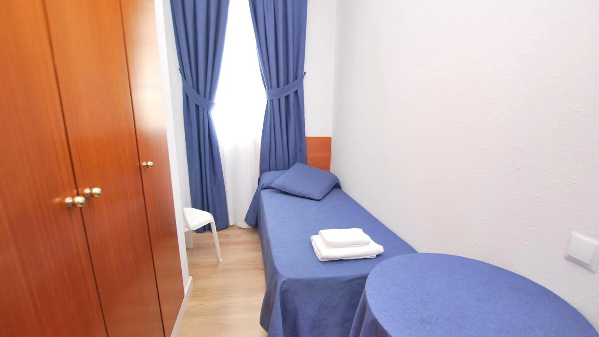 Hotel Tres Leones Vilassar De Mar 2*,  Spain